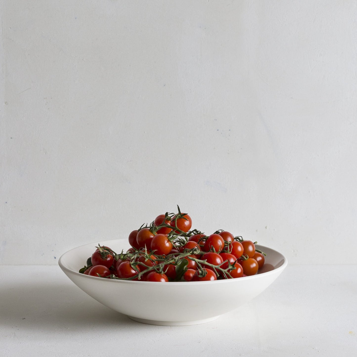 Small porcelain centre piece bowl with tomatoes