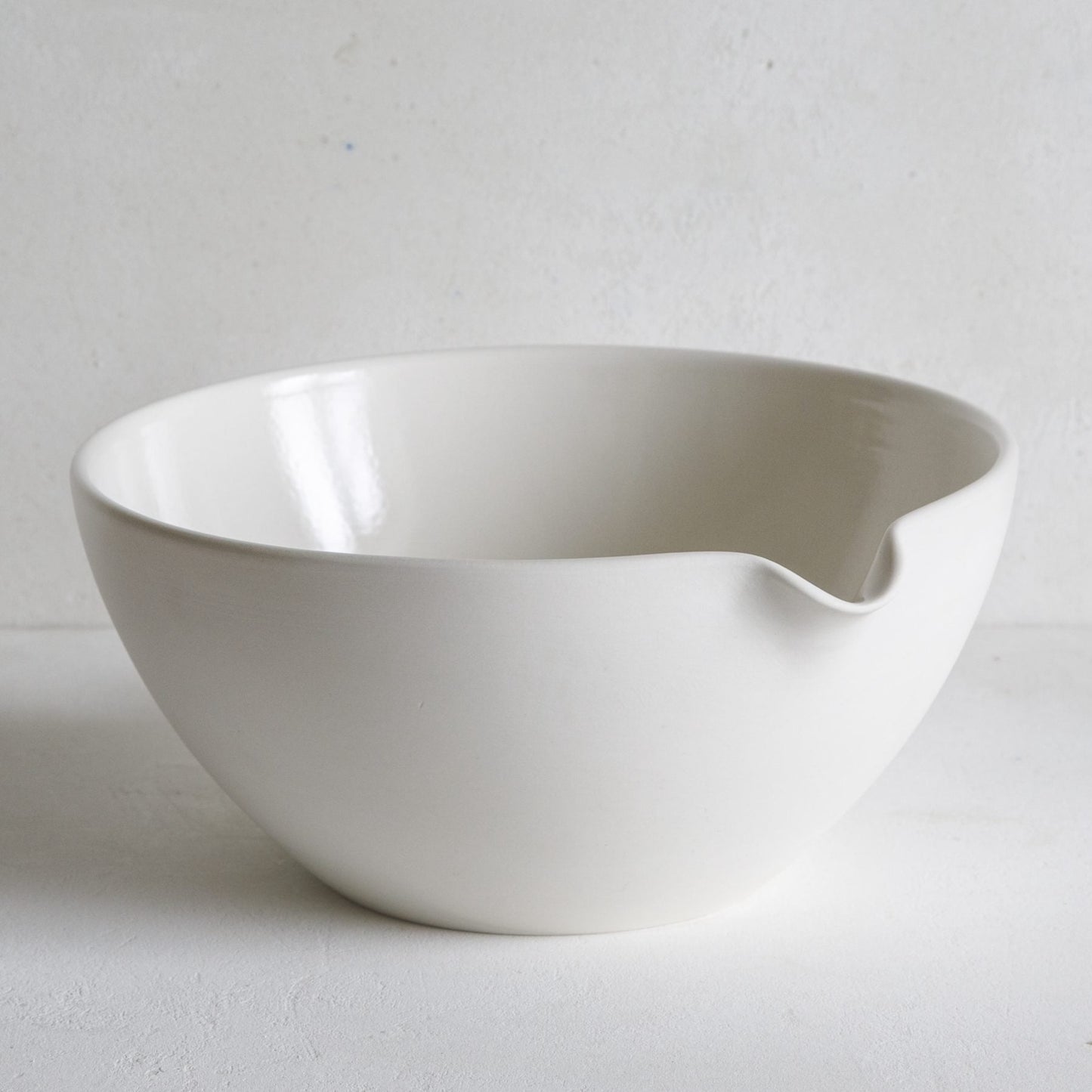 Mixing Bowl with pouring lip medium 25cm