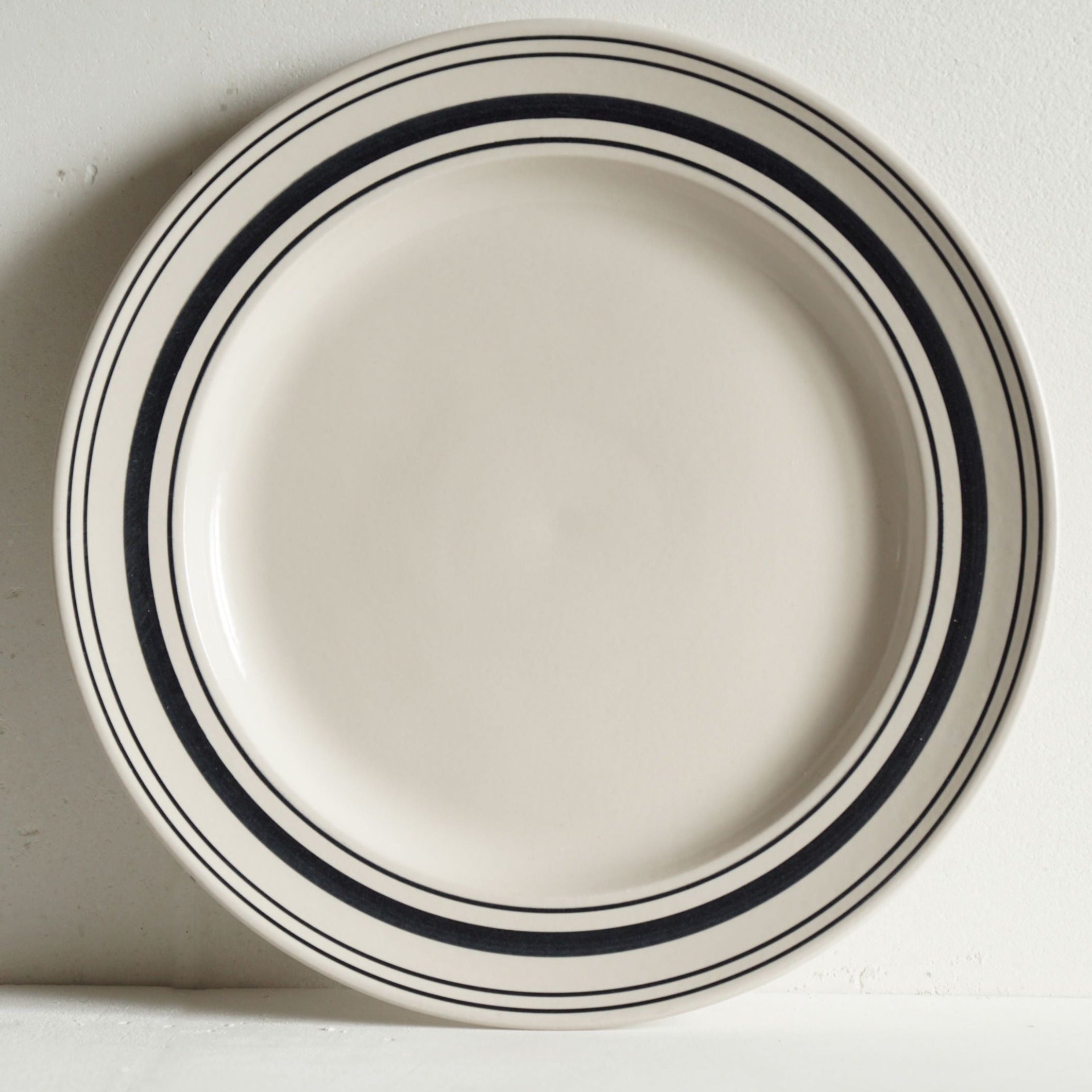 Black and white dinner plates best sale