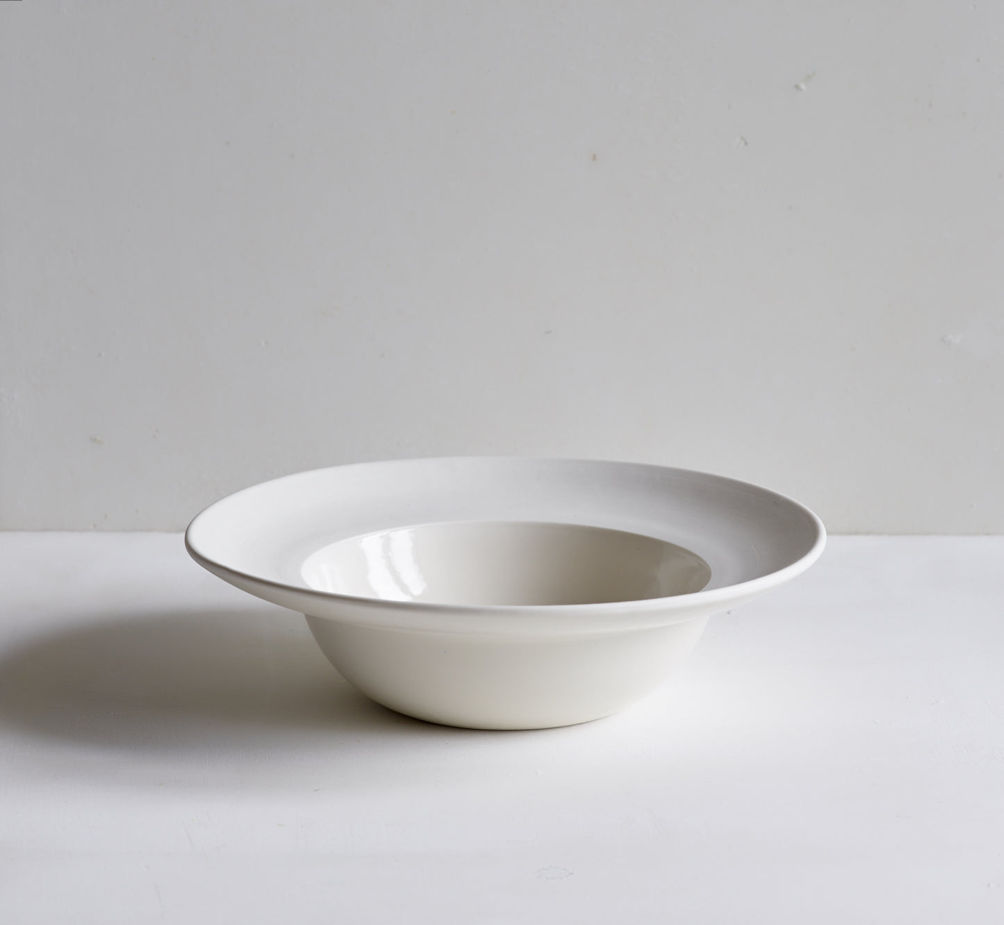 Classical Porcelain Deep Soup Bowl with Unglazed Rim
