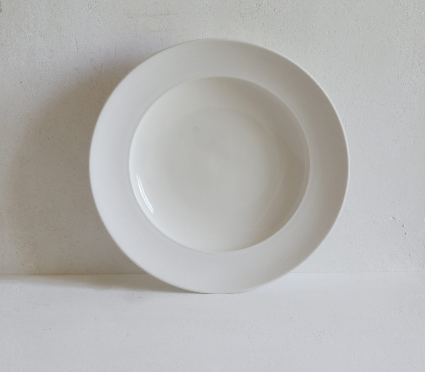 Classical Porcelain Unglazed Border Shallow Bowl