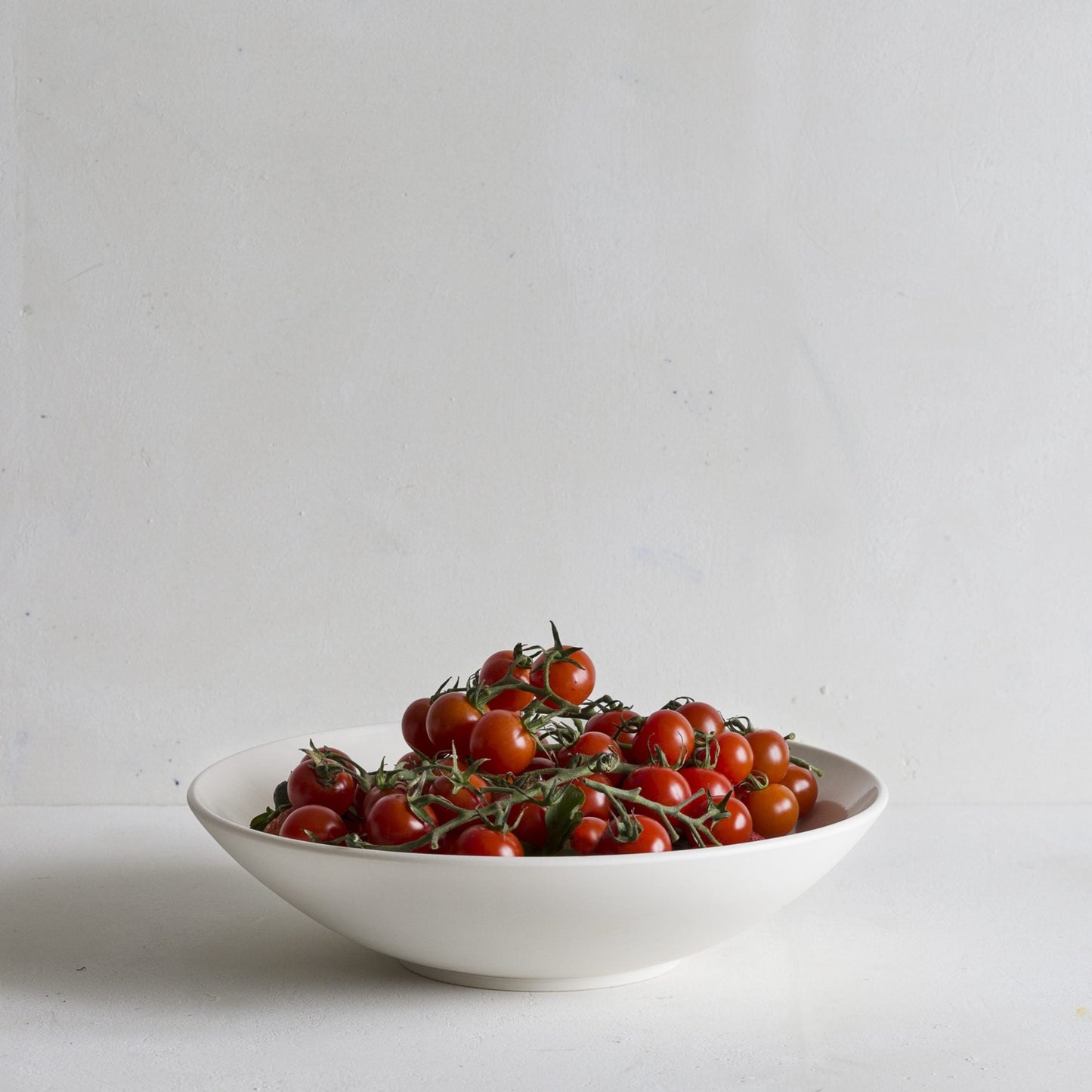 Small porcelain centre piece bowl with tomatoes