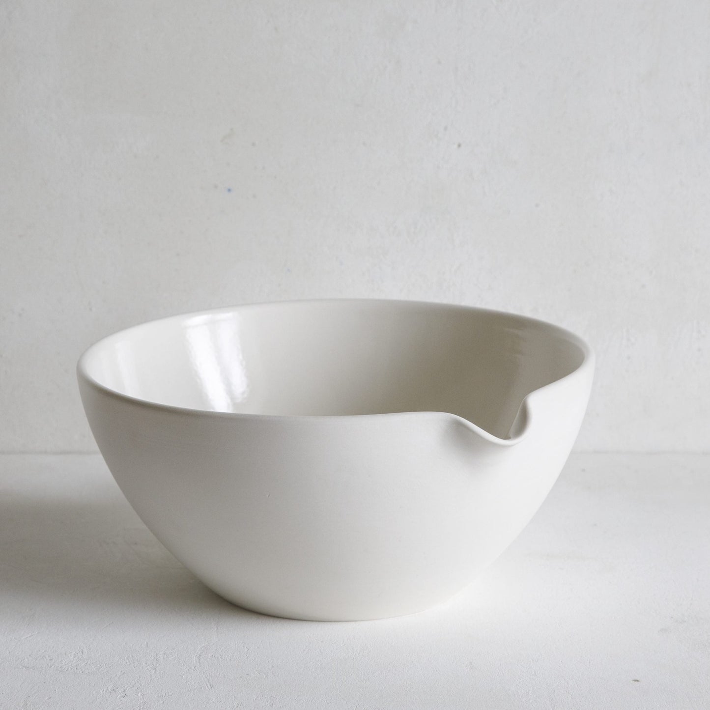 Mixing Bowl with pouring lip medium 25cm