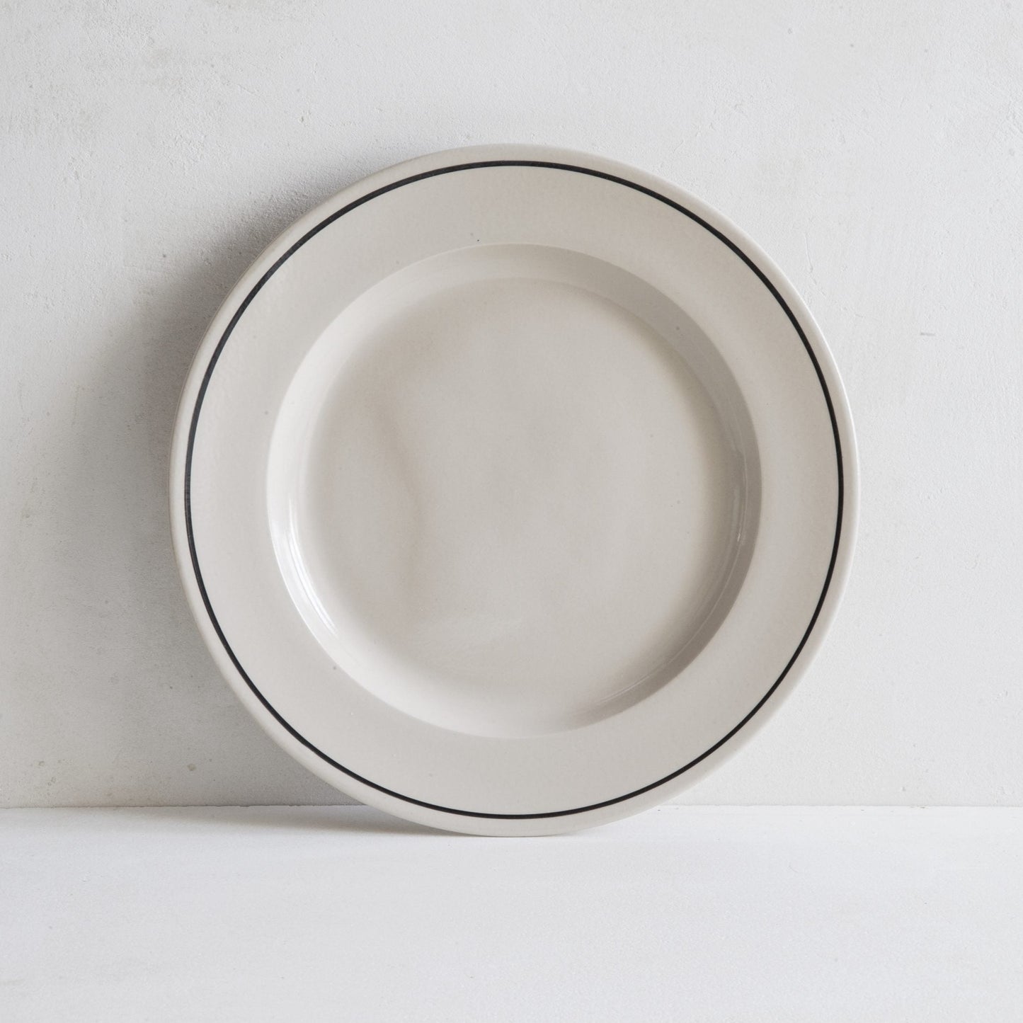 Stoneware dinner plate with black line